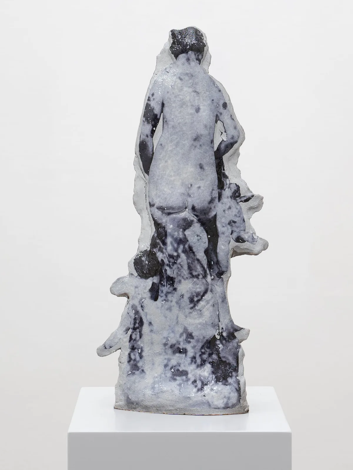 Daniele Franzella, Venere e amorini, 2023. Ceramic · 54 × 22 × 9 cm