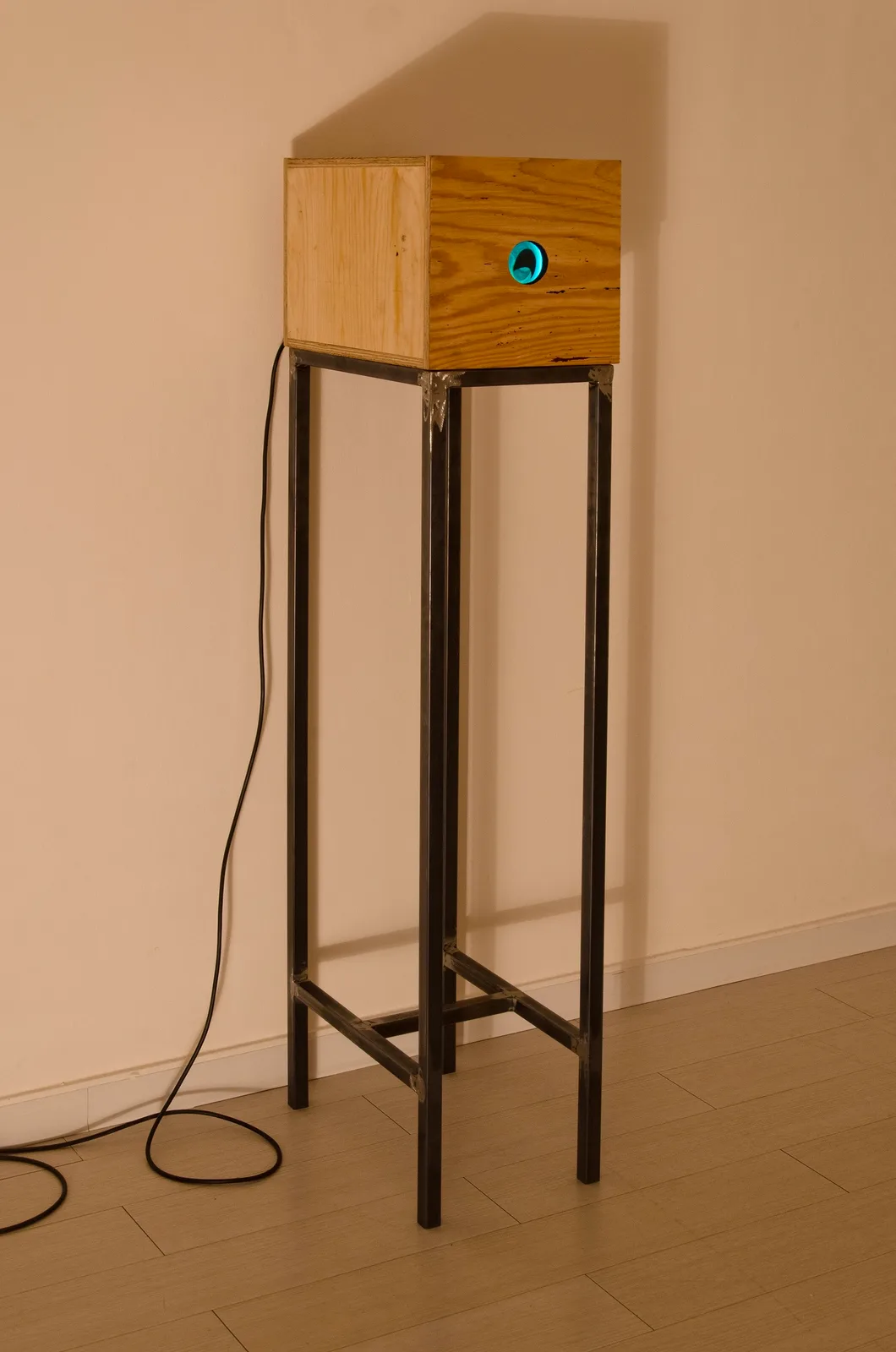 Francesco De Grandi, Mondo Nuovo #1, 2014. Wood, iron, paper, plastic, UV lights, phosphorescent paint, lens · 155 × 30 cm