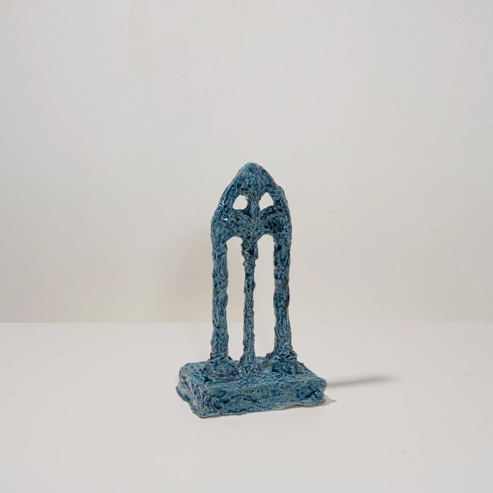 Francesca Polizzi, Elegia, 2026. Mixed clays, wool, glaze · 33 × 18 × 14 cm