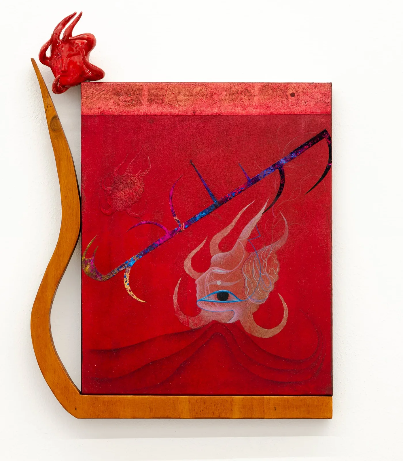 Mattia Sinigaglia, Tokamak, 2021. Oil, gold leaf, pigments on canvas, ceramic and wood · 64 × 48 cm