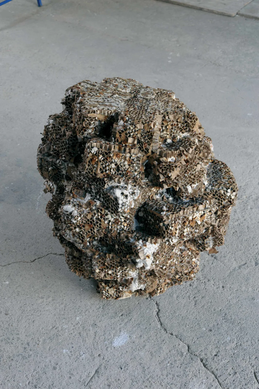 quantum leap. Jachym Fleig, Knolle, 2007, Gesso, cemento, cartone a nido d'ape