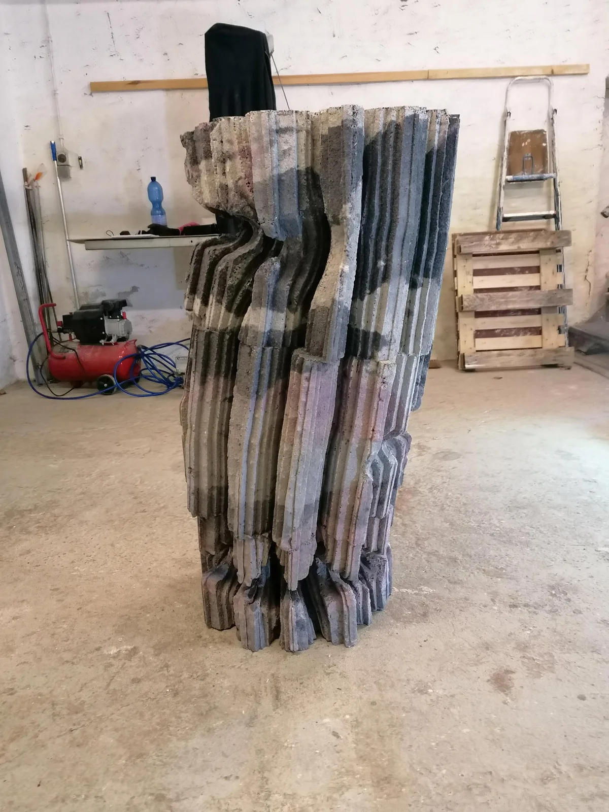 Jáchym Fleig, Shift, 2023. Cement · 130 × 55 × 55 cm
