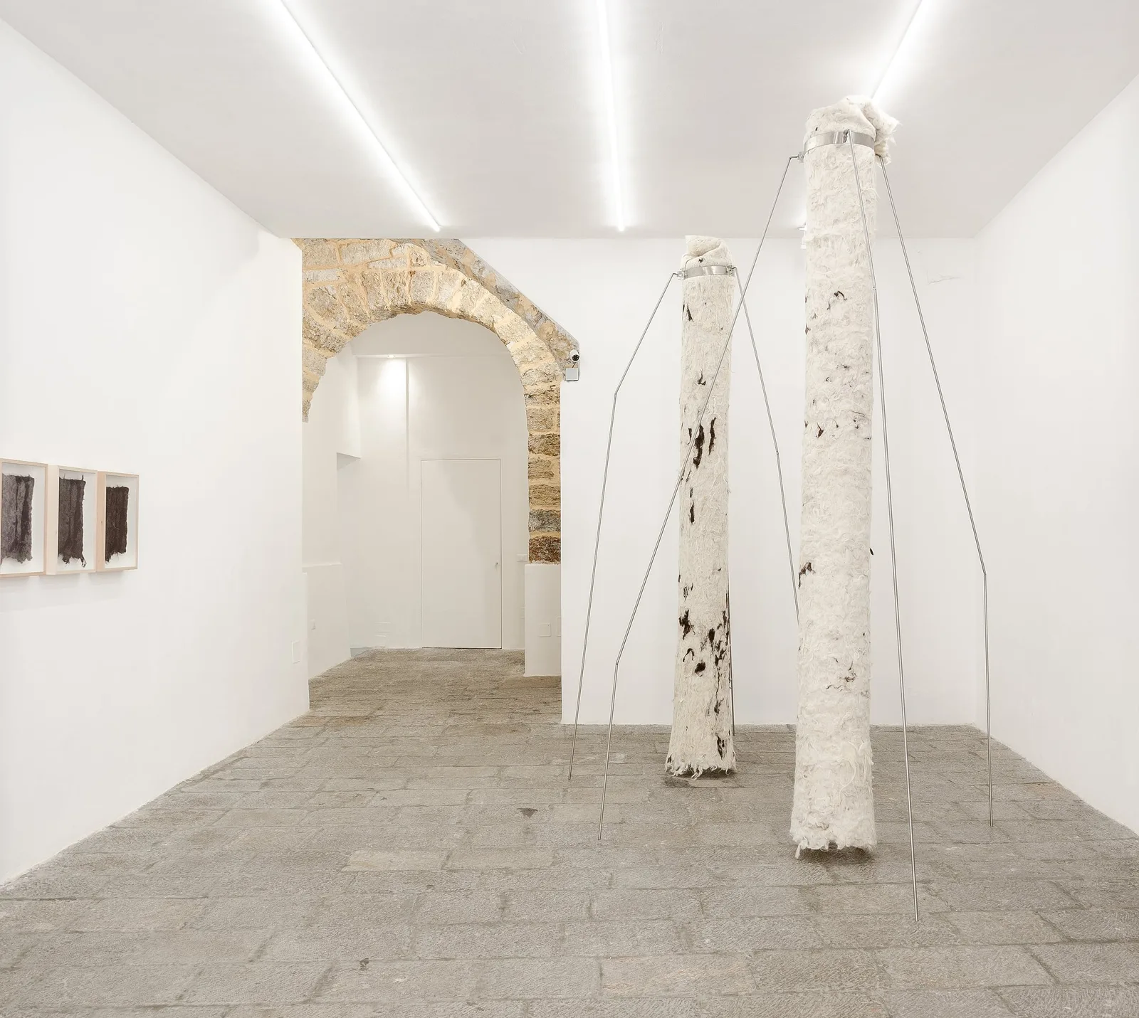 Francesca Polizzi, In Antis, 2019. Wool and steel · 328 × 300 × 300 cm