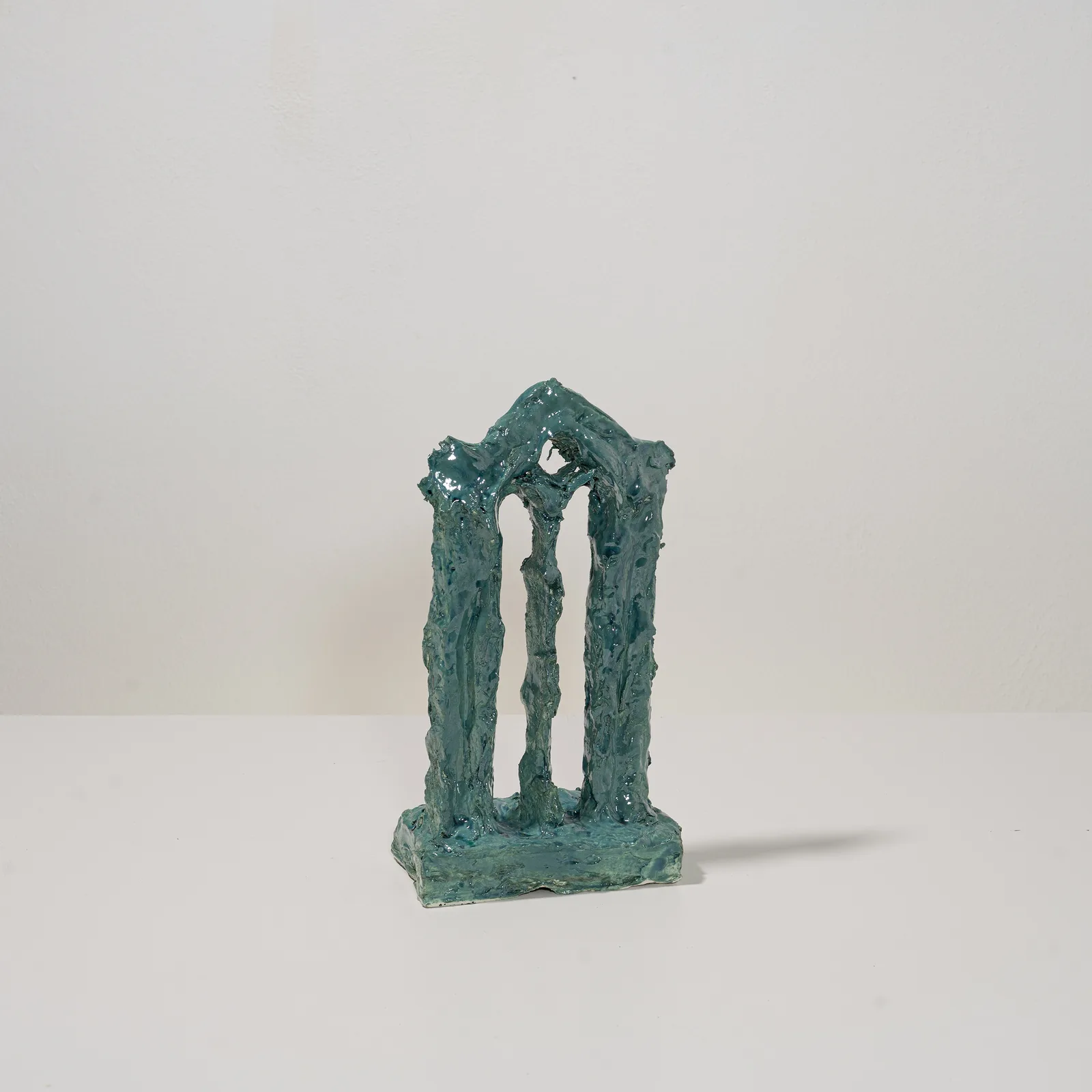 Francesca Polizzi, Elegia, 2026. Mixed clays, wool, glaze · 31 × 17 × 10 cm