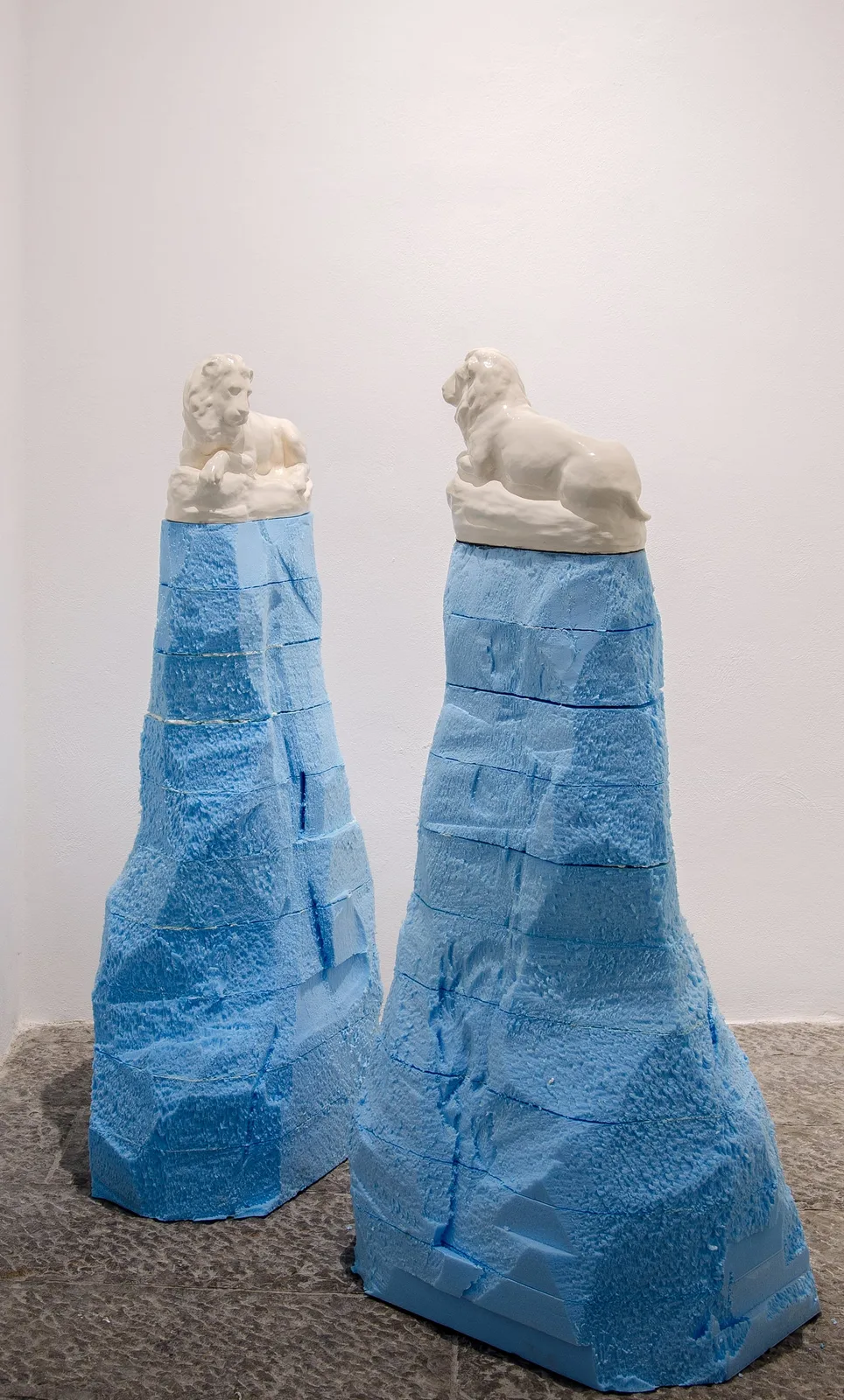 Daniele Franzella, Leoni, 2019. Ceramic and expanded polystyrene · 130 × 55 × 43 cm